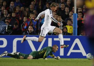 Torres scores in the 2012 Champions League semi-final.