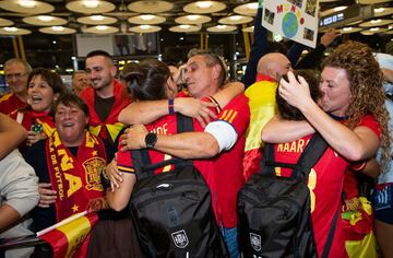 La selección española Sub-17 y el cuerpo técnico recibidos entre gritos de "campeonas, campeonas".