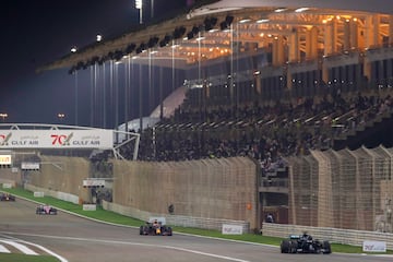 Los coches calientan tras el parón de carrera por el accidente de Romain Grosjean.