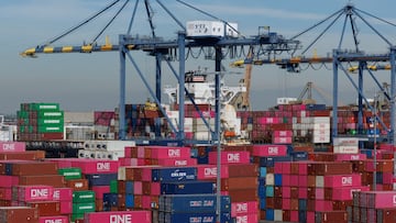 Foto de archivo de contenedores de transporte apilados en Terminal Island, en el puerto de Los Ángeles, California, EE UU, el 24 de febrero de 2026.