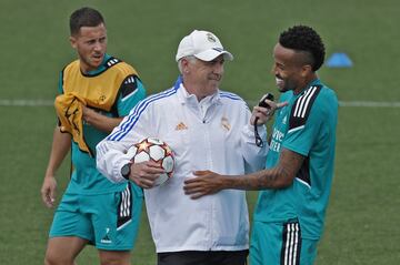 Entrenamiento del Real Madrid en el Stade de France. Eden Hazard, Carlo Ancelotti y Eder Militao.