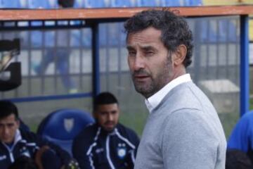 Futbol, Huachipato vs Universidad Catolica.
Campeonato de Clausura 2016/17
El entrenador de Huachipato Miguel Ponce toma su lugar antes del partido de primera division contra Universidad Catolica en el estadio Cap en Talcahuano, Chile.
07/05/2017
Dragomir Yankovic/Photosport*****

Football, Huachipato vs Universidad Catolica.
Clousure Championship 2016/17
Huachipato's manager Miguel Ponce takes his place before the first division football match against Universidad Catolica held at the Cap stadium in Talcahuano, Chile..
07/05/2017
Dragomir Yankovic//Photosport