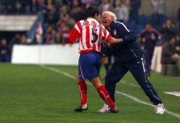 Se cumplen cinco años del fallecimiento de la leyenda del Atlético de Madrid. Como entrenador ha dirigido a nueve clubes: Atlético de Madrid, Betis, Barcelona, Espanyol, Sevilla, Valencia, Oviedo, Mallorca, Fenerbahçe además de haber sido seleccionador del combinado nacional español. En su palmarés hay 4 Copas del Rey (tres con el Atleti y una con el Barcelona), una Liga, una Supercopa de España, una Copa Intercontinental con los rojiblancos y la Eurocopa de 2008 con la selección española. A esto hay que sumarle qu ha sido galardonado con la medalla de oro de la Real Orden del Mérito Deportivo y Premio IFFHS como mejor seleccionador del año.