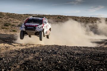 El asturiano se divierte en Sud¨¢frica con el coche ganador del rally junto a De Villiers y empieza a valorar de manera seria competir en la carrera del desierto.