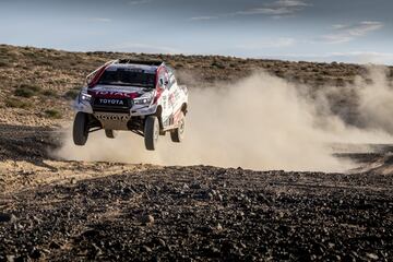 El asturiano se divierte en Sudáfrica con el coche ganador del rally junto a De Villiers y empieza a valorar de manera seria competir en la carrera del desierto.