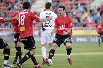 En 2005 regresó al Athletic. Y luego se fue al Mallorca, donde dejó su sello de ‘matador’, con 24 goles en dos campañas. Más adelante pasó por el Valencia. Empezó su travesía por Primera. Es, junto a Leo Messi y Raúl González, uno de los tres únicos jugadores que ha marcado a 35 equipos en LaLiga y, además, también forma parte del trío, con Messi y Sergio Ramos, que ha conseguido anotar en las últimas quince temporadas. Los números del donostiarra en la élite se elevan hasta los 219 tantos en 569 encuentros.