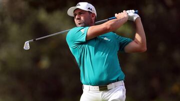 Sergio Garcia golpea la bola durante la primera jornada del CIMB Classic que se disputa en Kuala Lumpur.