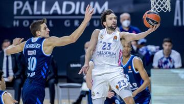 Sergio Llull penetra ante la defensa de Tim Schneider durante el Real Madrid-Alba Berlín.