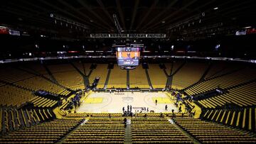 Imagen de una pista de baloncesto vac&iacute;a