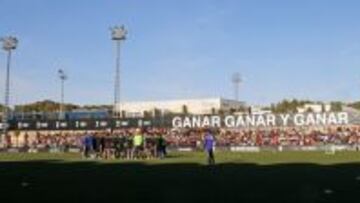 SE COLAPSARON LOS ACCESOS A PATERNA. La afluencia ayer en el entrenamiento vespertino del Valencia superó las expectativas y las instalaciones quedaron colapsadas.