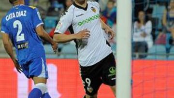 <b>SU GRAN NOCHE. </b>Soldado sigue el balón con la mirada en el tercero de sus cuatro goles de ayer.