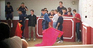 Curiosa imagen de Fernando Hierro con un capote durante una concentración de la selección española en 1999. En la foto también se puede ver a Sergi Barjuan y a Pep Guardiola durante la capea. 

 
