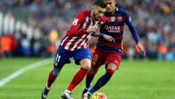 Carrasco controla el esférico delante de Neymar.