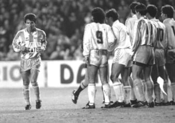 Juanito, en su época de jugador del Málaga, en un partido contra el Real Madrid.