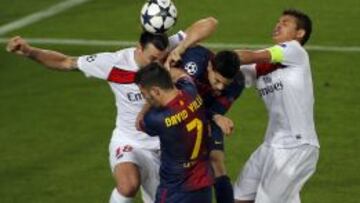 Bartra pelea por un balón junto a Ibra, Villa y Thiago Silva.