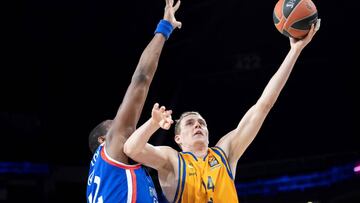 TOL01. ESTAMBUL (TURQUÍA), 07/02/2019.- El pívot letón del Herbalife Gran Canaria, Anzejs Pasecniks (d) trata de anotar ante el pívot estadounidense del Anadolu Efes, Bryant Dunston (i), durante un encuentro de Euroliga disputado entre el Anadolu Efes y Herbalife Gran Canaria, este miércoles, en Estambul, Turquía. EFE/ Tolga Bozoglu
