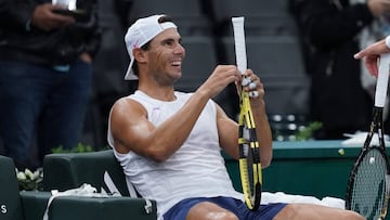 Nadal prepara su raqueta para entrenar.