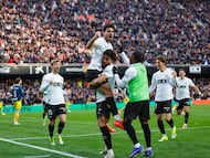 Cömert celebra el gol.