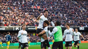 Cömert celebra el gol.