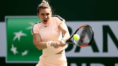 Simona Halep devuelve una bola ante Petra Martic durante los cuartos de final del BNP Paribas Open de Indian Wells.