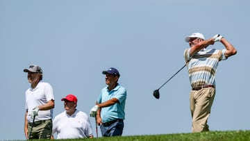 GRAFCAV9084. BILBAO, 20/06/2025.- El ganador de dos Masters, Jose Mari Olazabal, sale del hoyo 14 del campo público de Meaztegi, en la primera jornada del Bizkaia PGAe Open. EFE/Luis Tejido
