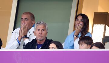 Antonella Roccuzzo, pareja sentimental de Lionel Messi, vivió el duelo de Argentina frente a Países Bajos desde el palco del Lusail Iconic Stadium. Celebró y sufrió como todos los albicelestes.