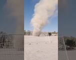 Cosas de futbol de llano: aparece un tornado de tierra en el campo de juego
