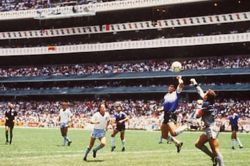 Sin duda, la jugada más polémica y el gol más recordado en la historia del Fútbol. Diego Armando Maradona logró resumir su historia futbolística en dos jugadas, para algunos fantásticas, para otros no tanto. La primera de ellas, un gol con la mano para adelantar a su equipo 1-0.