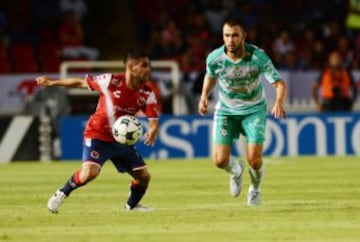 Delantero argentino de Tiburones Rojos del Veracruz. Junto a su compatriota Moralez, son los jugadores con menor estatura de la liga.