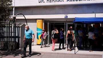 CH01. SANTIAGO (CHILE), 18/03/2020.- Personas hacen fila en la puerta de un centro de salud, este mi&eacute;rcoles en Santiago (Chile), donde se llevan a cabo campa&ntilde;as de vacunaci&oacute;n contra la influenza. El presidente de Chile, el conservador Sebasti&aacute;n Pi&ntilde;era, decret&oacute; este mi&eacute;rcoles el estado de excepci&oacute;n constitucional por cat&aacute;strofe como medida para afrontar la situaci&oacute;n de la pandemia del coronavirus en Chile, que contabiliza ya 238 contagios. EFE/Alberto Valdes