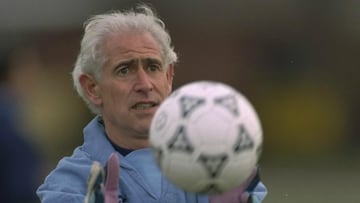 Chelsea goalkeeping great Peter Bonetti dies after long illness