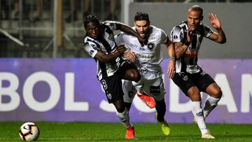 Yimmi Chará durante el partido entre Atlético Mineiro y Botafogo por Copa Sudamericana.