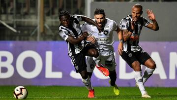 Yimmi Char&aacute; durante el partido entre Atl&eacute;tico Mineiro y Botafogo por Copa Sudamericana.