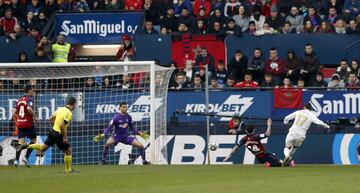 El jugador del Real Madrid, Lucas Váquez, marca el 1-3 al Osasuna. 