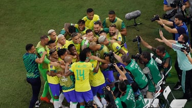 Soccer Football - FIFA World Cup Qatar 2022 - Group G - Brazil v Switzerland - Stadium 974, Doha, Qatar - November 28, 2022 Brazil's Casemiro celebrates scoring their first goal with teammates REUTERS/Peter Cziborra
