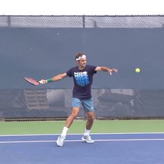 Ataca las bolas a mitad de pista en tenis con estos 4 consejos