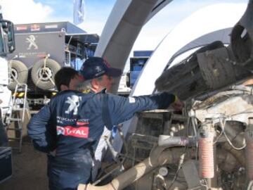 El español Carlos Sainz sufrió un accidente durante la cuarta etapa entre San Salvador de Jujuy y Tupiza.