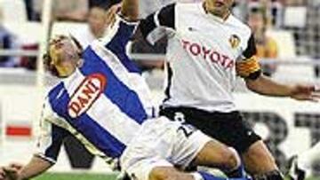 <B>MALA SUERTE PERICA</B>. No tuvo el día el Espanyol de Clemente. Los jugadores españolistas se dedicaron a ver pasar el ciclón valencianista de cerca. Bastía y Maxi, dos de los que más lucharon, tuvieron sensación de impotencia, cosa que provocó que el centrocampista ofensivo viera la cartulina amarilla. La semana que viene, ante el Celta, esperan que las imágenes cambien y que la decepción se transforme en una inmensa alegría.