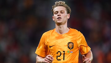 Doha (Qatar), 21/11/2022.- Frenkie de Jong of the Netherlands in action during the FIFA World Cup 2022 group A match between Senegal and The Netherlands at Al Thumama Stadium, in Al Thumama, Qatar, 21 November 2022. (Mundial de Fútbol, Países Bajos; Holanda, Catar) EFE/EPA/JOSE SENA GOULAO PORTUGAL OUT