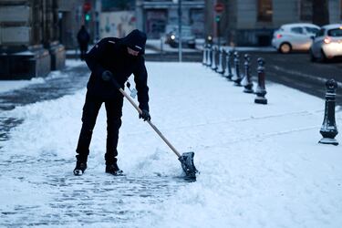 Un hombre palea el pavimento tras una nevada el miércoles.
