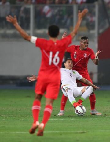 LIM20. LIMA (PERÚ), 03/06/2015.- El jugador Jefferson Farfan (d) de Perú disputa el balón con Julio César Domínguez (c) de México hoy, miércoles 3 de junio de 2015, durante un partido amistoso preparatorio para la Copa América 2015, celebrado en Lima (Perú). EFE/Paolo Aguilar