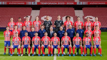 MADRID, 16/11/2023.- Fotografía oficial de la plantilla del Atlético de Madrid de la temporada 2023/24 facilitada este jueves. Los jugadores de la primera plantilla, así como Diego Pablo Simeone, Nelson Vivas, Óscar Ortega, Pablo Vercellone, Hernán Bonvicini y Gustavo López -todos ellos, integrantes del staff técnico-, posaron junto con el presidente del club, Enrique Cerezo, en el estadio Cívitas Metropolitano.- EFE/ Atlético de Madrid
