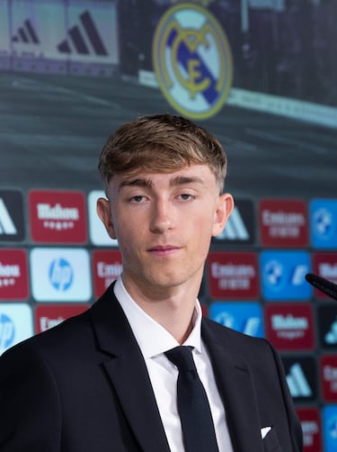 Dean Huijsen durante la rueda de prensa. 