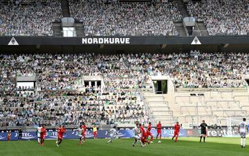 Un público muy especial llenó las gradas ayer durante el partido Moenchengladbach-Unión Berlin de la Bundesliga. Se trataba de fotografías de cartón de los aficionados locales. Está claro que, aunque visualmente daban el pego, acústicamente no tanto: estos seguidores eran mucho menos ruidosos.