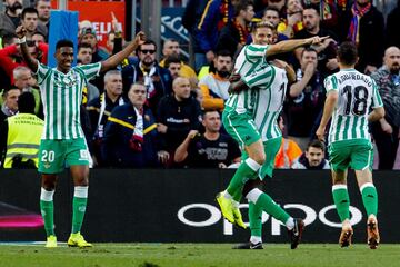 El delantero del Real Betis Joaquín celebra junto a sus compañeros del Betis el segundo gol de su equipo