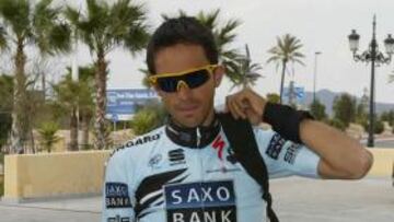 <b>PREPARADO. </b>Contador, ayer al llegar a su hotel de Murcia.