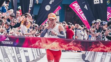 Patricio David Factos López entrando a meta en una carrera de trail running