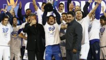 Fabi&aacute;n Cubero levanta la copa tras ganar la final del f&uacute;tbol argentino de la temporada 2012-2013 contra Newell&#039;s en Mendoza.