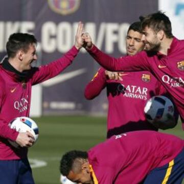 Leo Messi fue el gran protagonista de la sesión de entrenamiento del Barcelona previa al partido contra el Espanyol. El argentino llegaba de ganar su quinto Balón de Oro y fue ovacionado por sus compañeros.