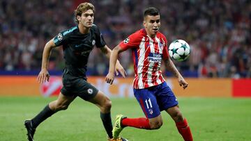 Ángel Correa y Marcos Alonso pelean por un balón en el Wanda Metropolitano.